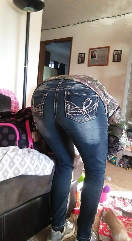 Der geile Arsch meiner Frau in engen Jeans.