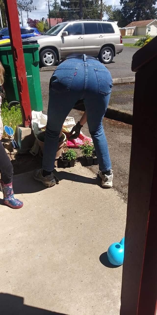 Der geile Arsch meiner Frau in engen Jeans.