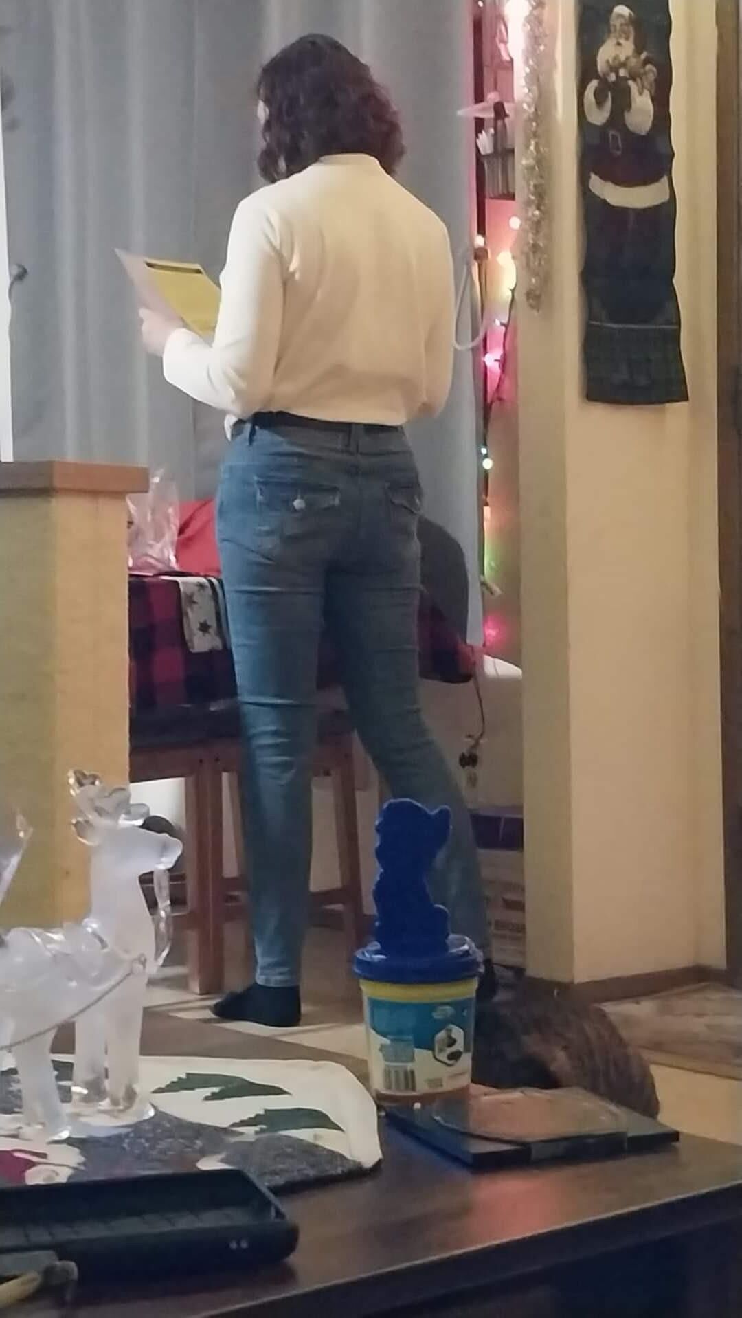 Der geile Arsch meiner Frau in engen Jeans.