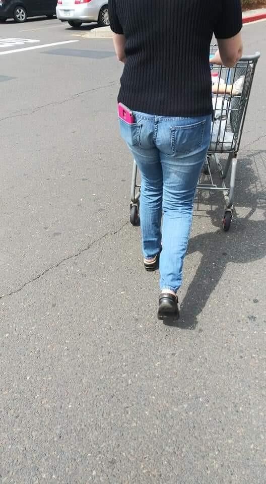 Der geile Arsch meiner Frau in engen Jeans.