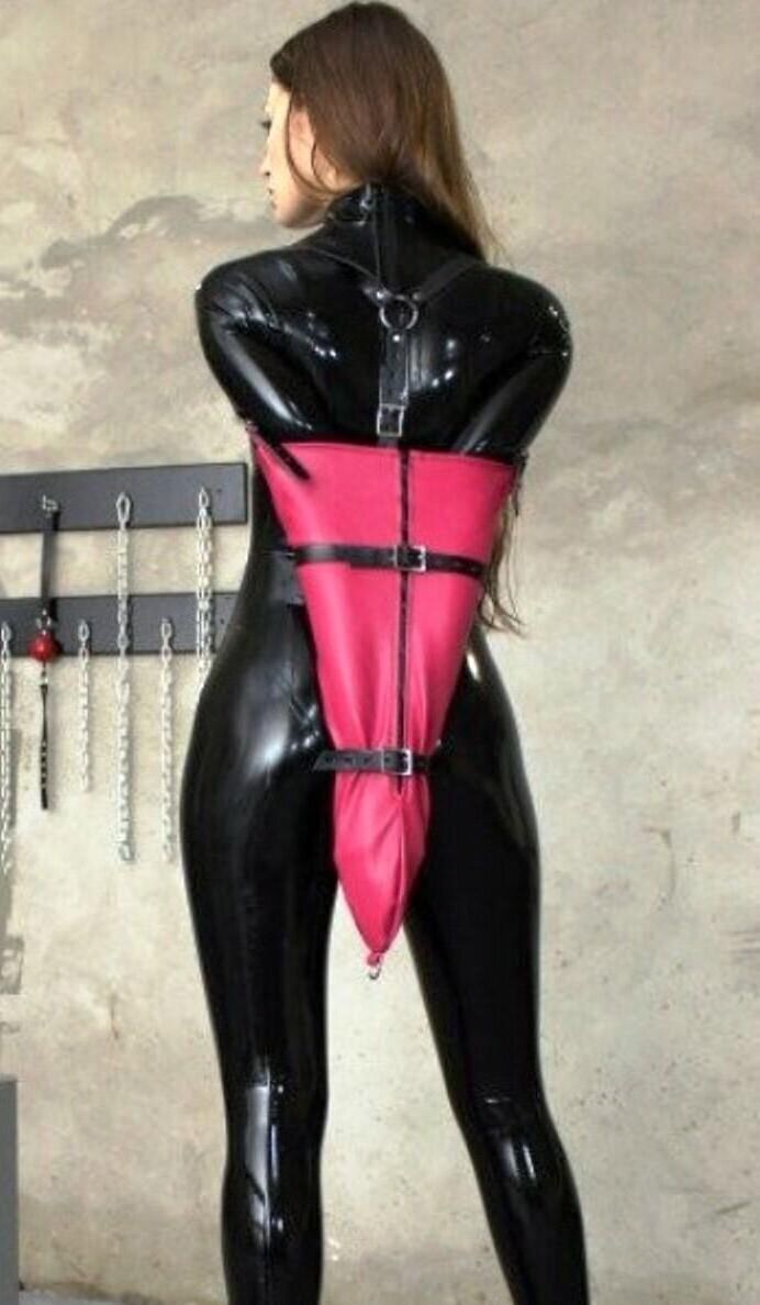 Fetiche Bondage con Armbinder y Camisa de Fuerza