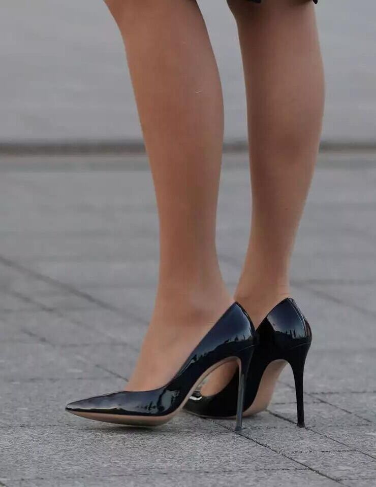 Otra mujer con tacones altos antes de una función de teatro.