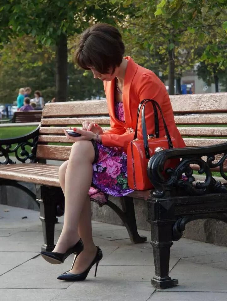 Mujer con tacones negros en un banco