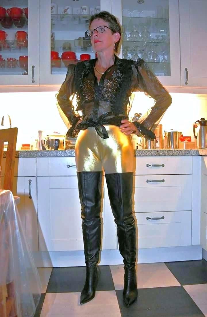 MILF HotWife in leather and latex