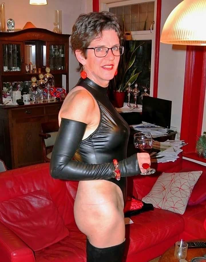 MILF HotWife in leather and latex