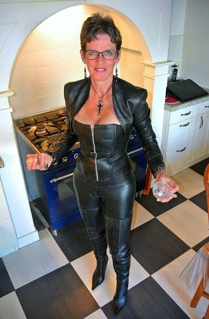 MILF HotWife en cuero y látex