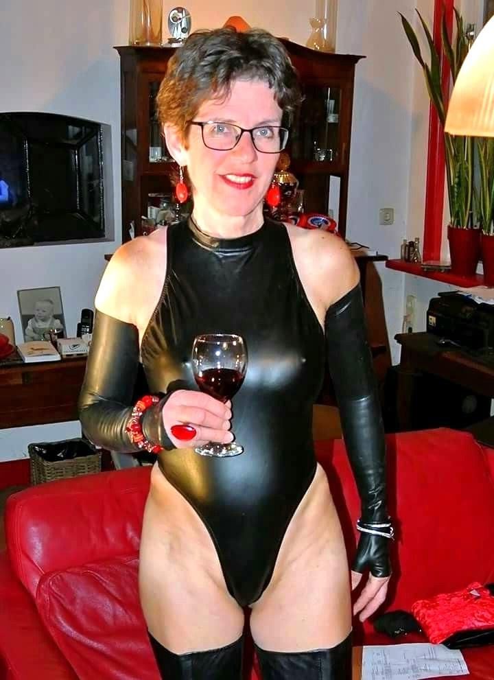 MILF HotWife in leather and latex