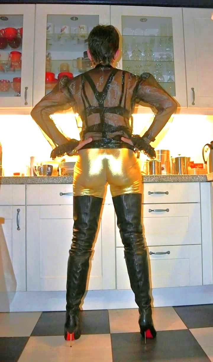 MILF HotWife in leather and latex