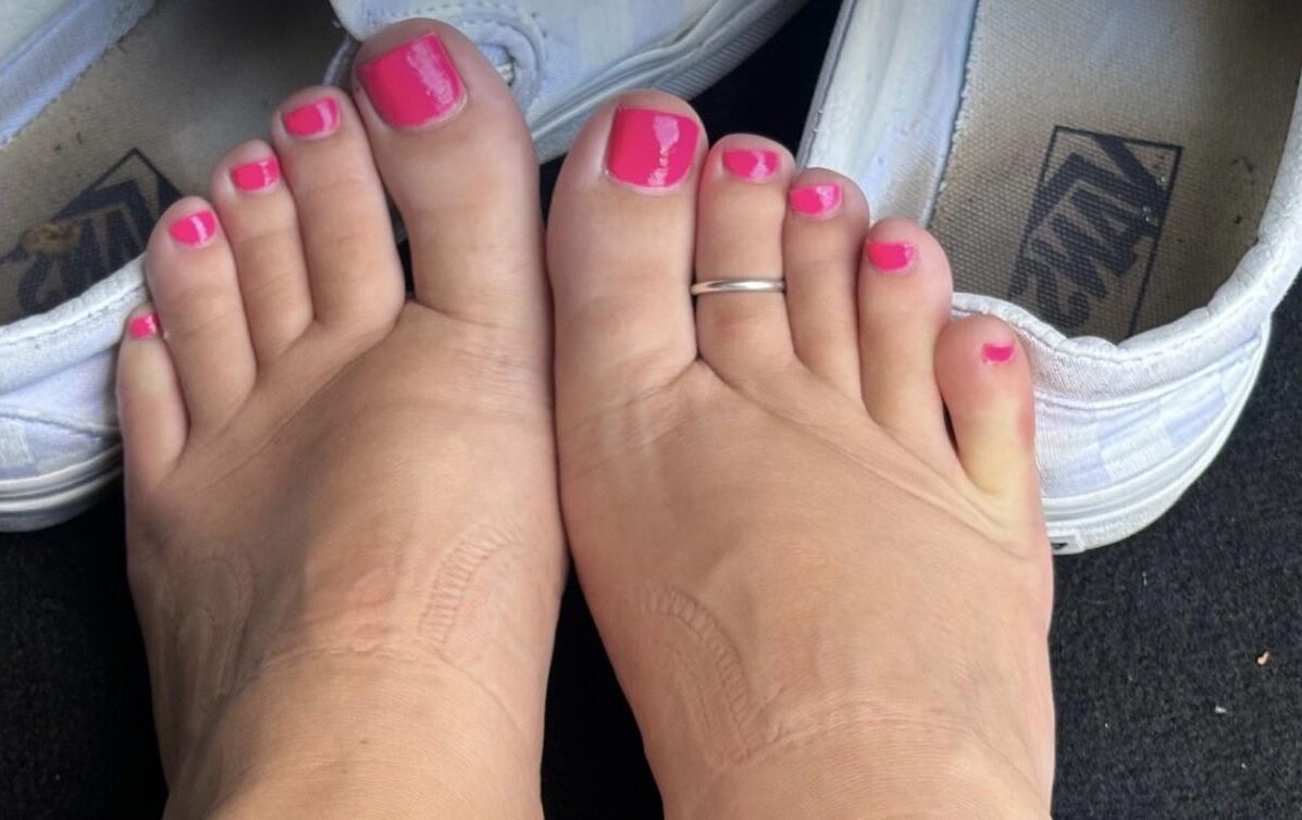 Ash removes her sweaty Vans in the car to show her toes