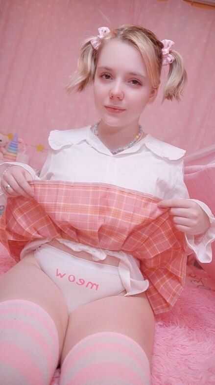 Petits Nichons в Mode ABDL и кюлотах Couche