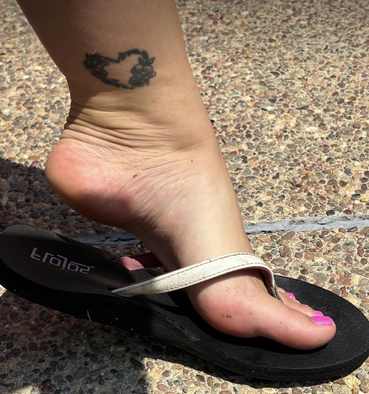 Ash zeigt ihre perfekten rosa Zehen und Fußgewölbe in Flip-Flops