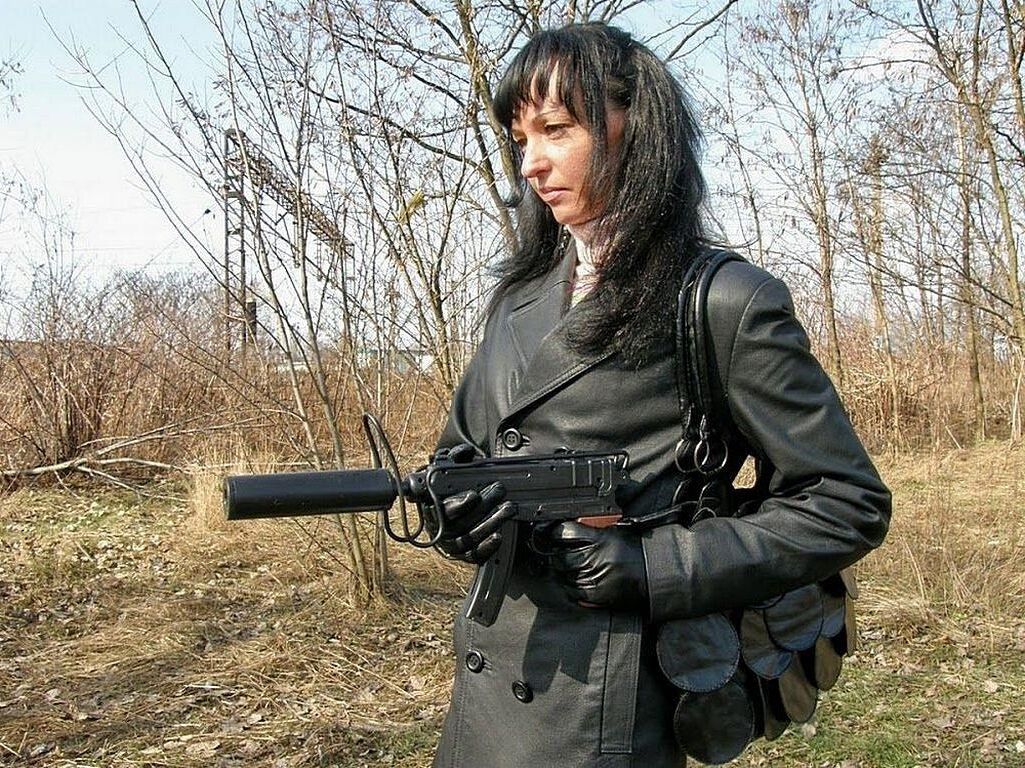 SEXY MÄDCHEN MIT WAFFEN..(betteln um dein Leben)