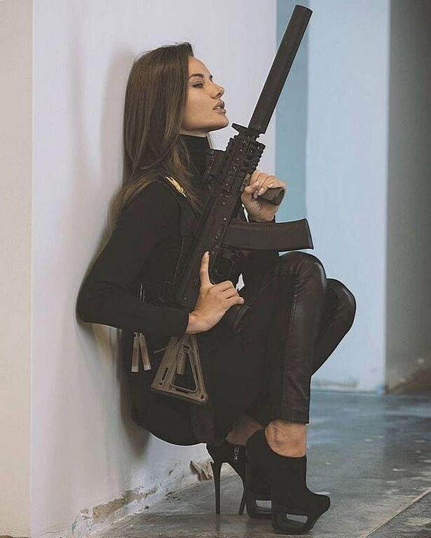 SEXY MÄDCHEN MIT WAFFEN..(betteln um dein Leben)