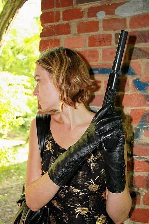 SEXY MÄDCHEN MIT WAFFEN..(betteln um dein Leben)