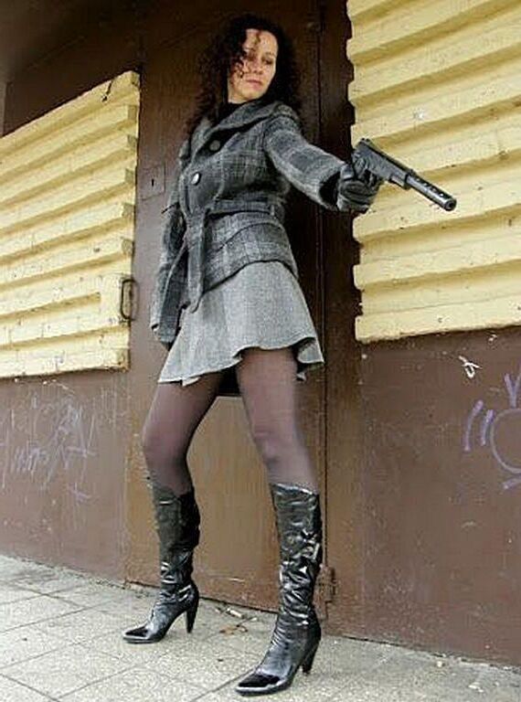 SEXY MÄDCHEN MIT WAFFEN..(betteln um dein Leben)