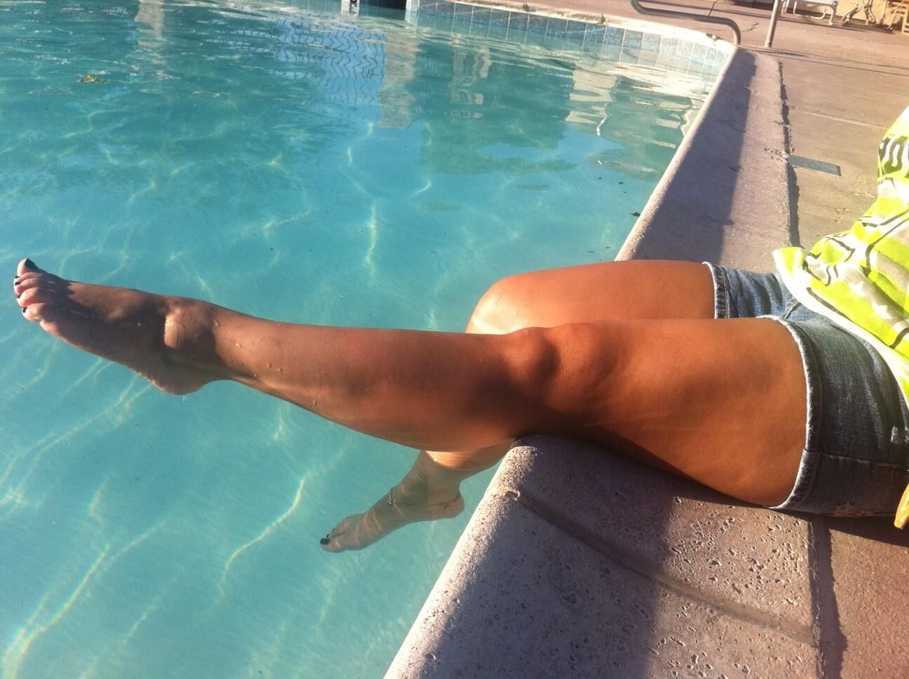 MENINA CUBANA PROVOCANDO COM OS PÉS NA PISCINA