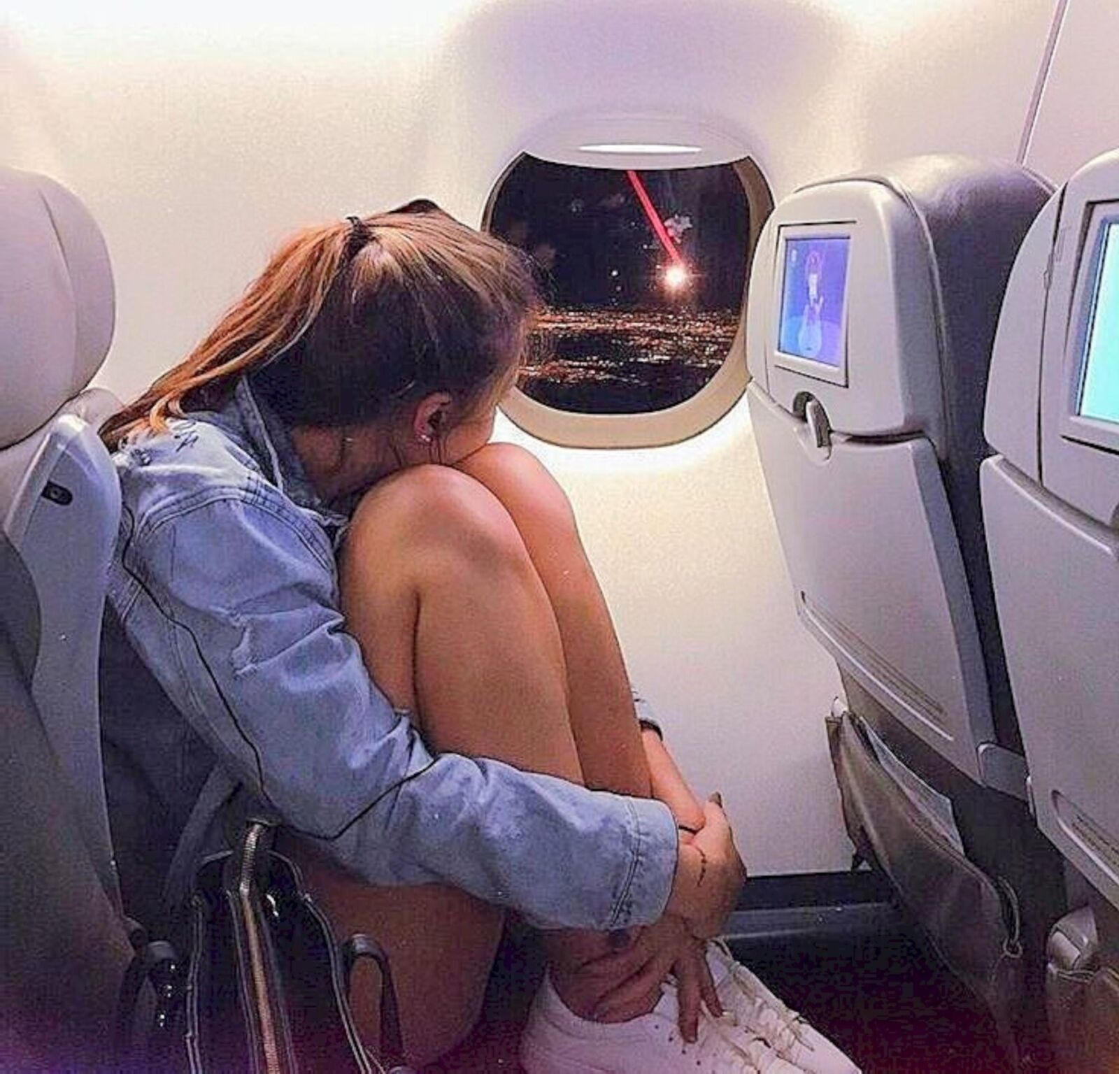 Les jambes dans l'avion !