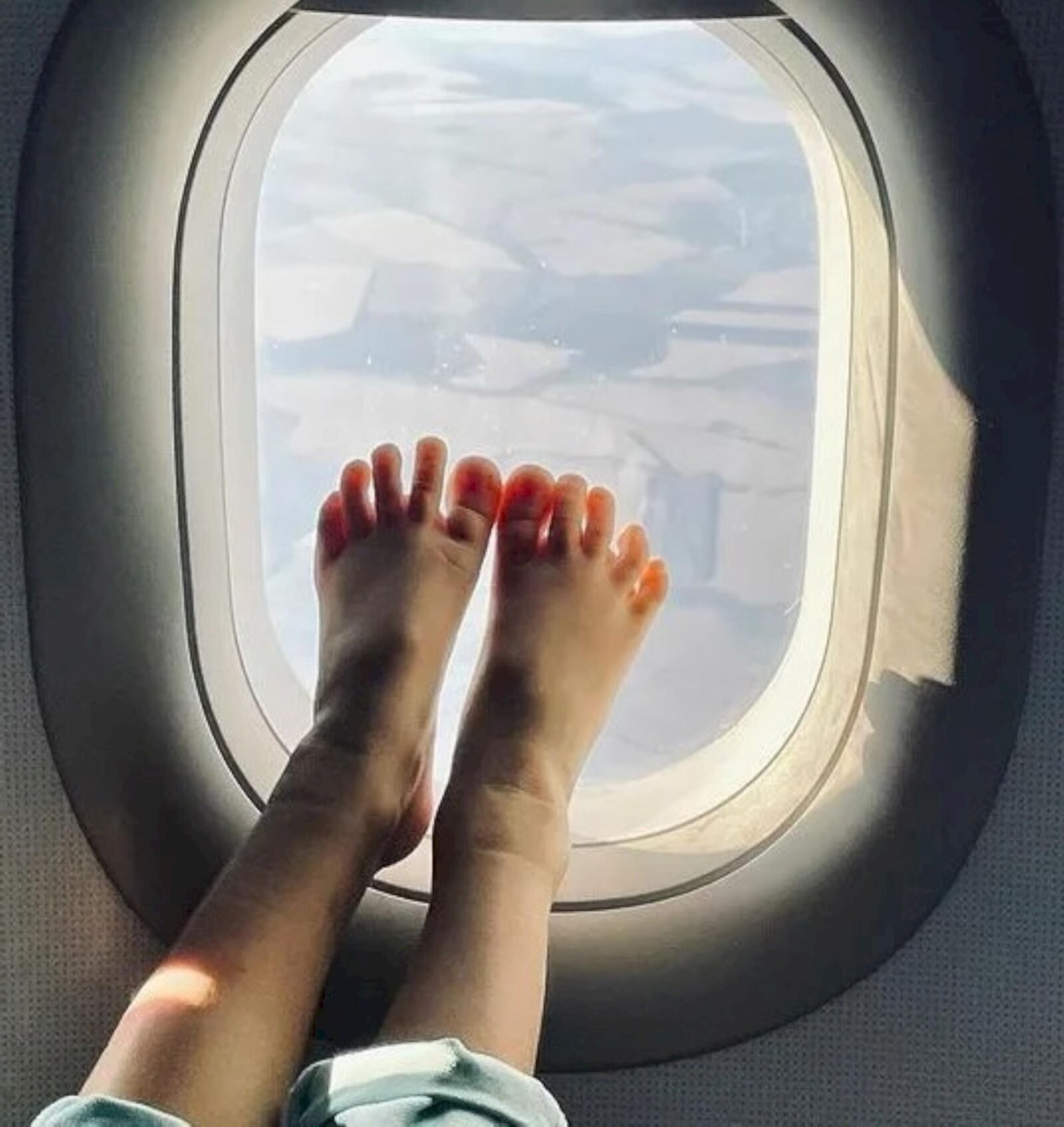 Les jambes dans l'avion !