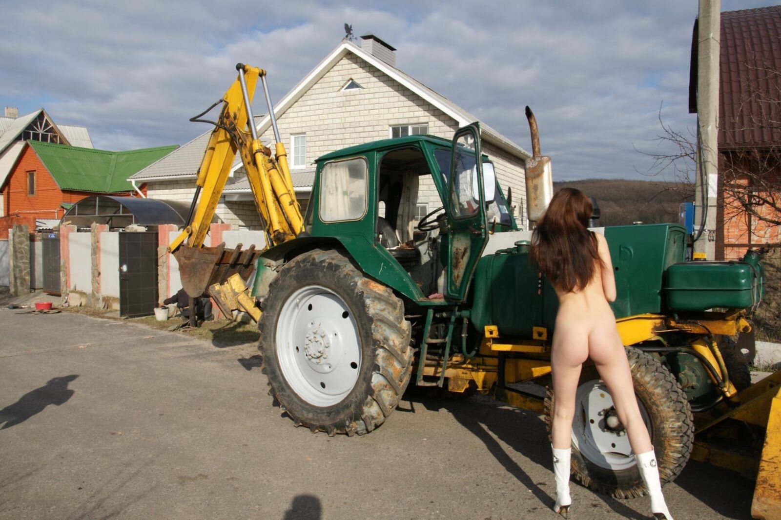 Inna gab eine heiße Nacktshow auf dem Traktor