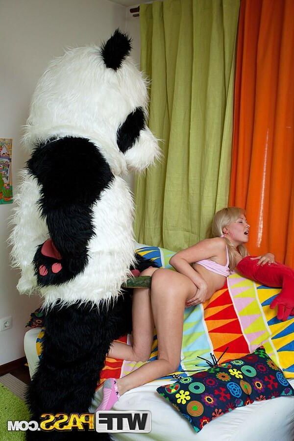 Amelie Pure (Devon@Fuckmeat) follada por un panda