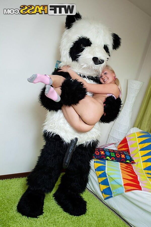 Amelie Pure (Devon@Fuckmeat) follada por un panda