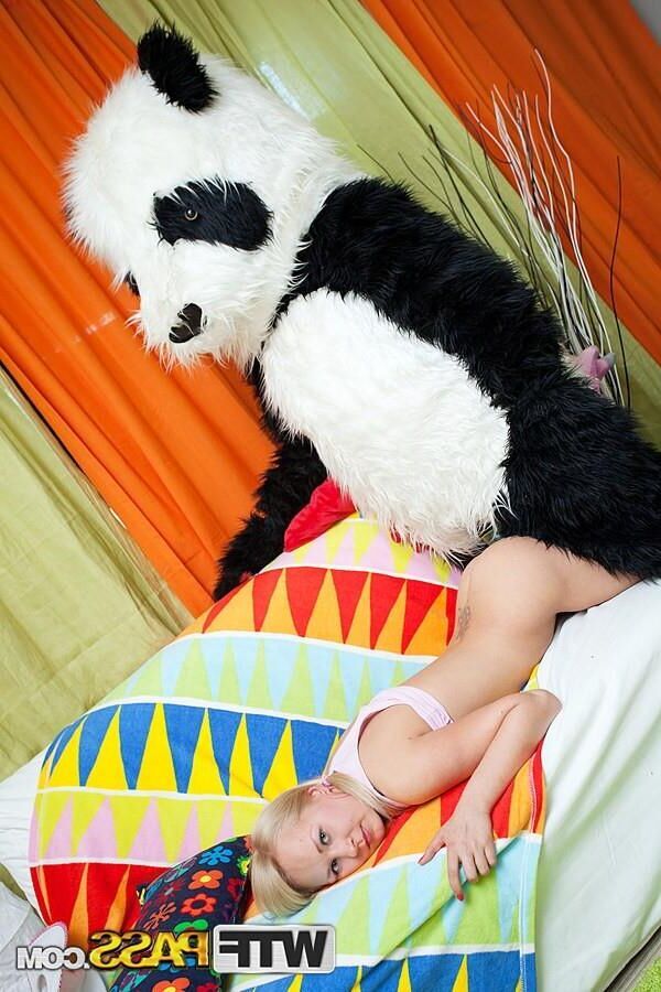 Amelie Pure (Devon@Fuckmeat) follada por un panda