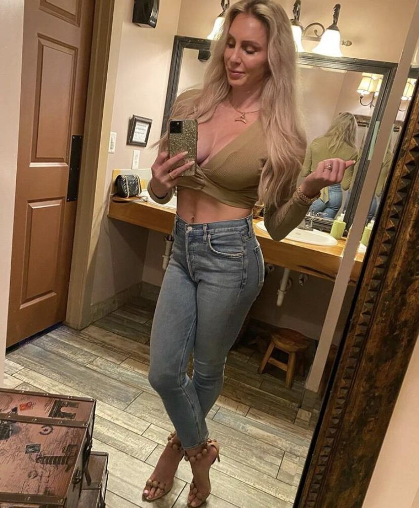 Les pieds de Charlotte Flair me font mal aux couilles