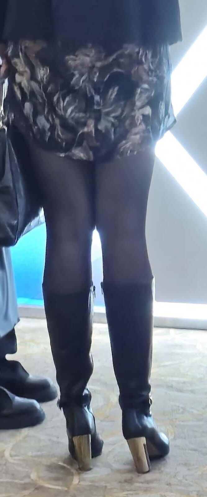 Garota com botas de couro e meia-calça preta