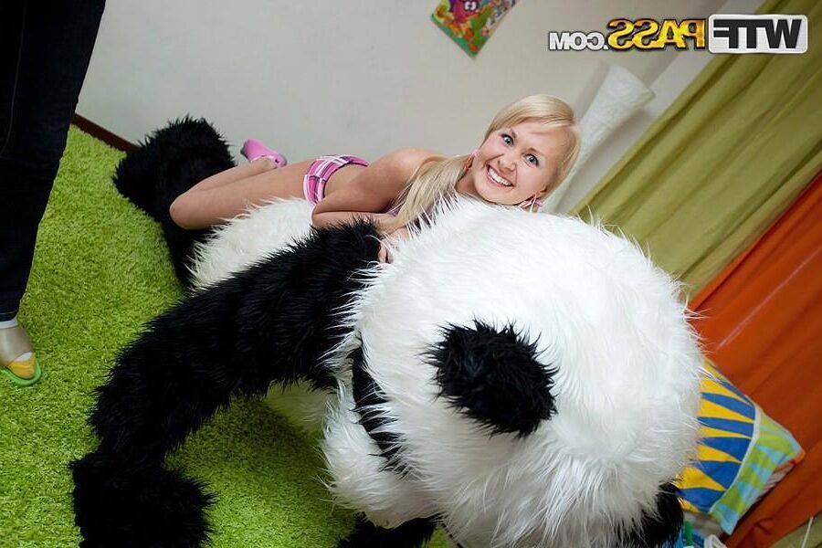 Amelie Pure (Devon@Fuckmeat) follada por un panda