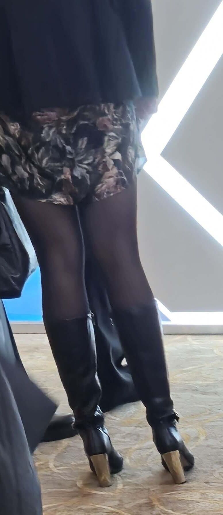 Garota com botas de couro e meia-calça preta