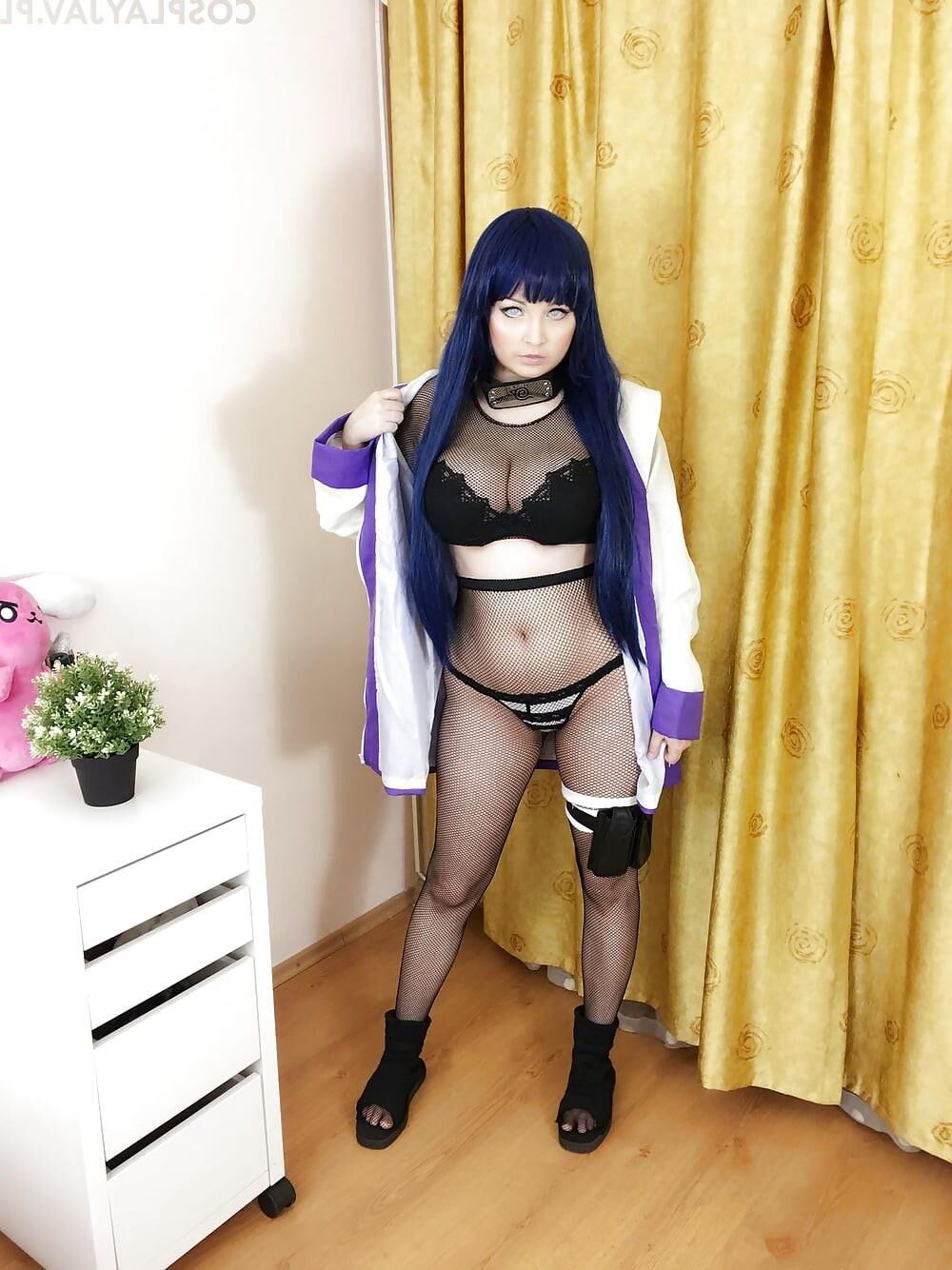 HINATA BUSTY COSPLAYER