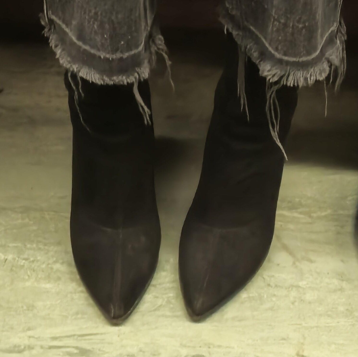 Fille avec des taches sur ses chaussures en daim (j'espère que c'est du sperme)