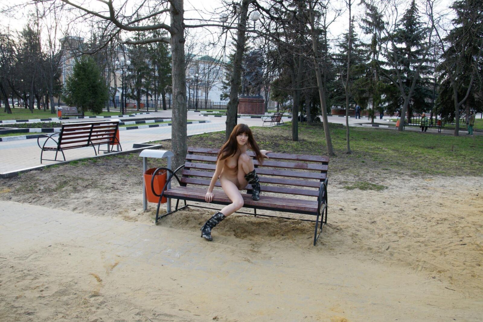 La linda Inna mostró su cuerpo desnudo en el parque belgorod pobedy