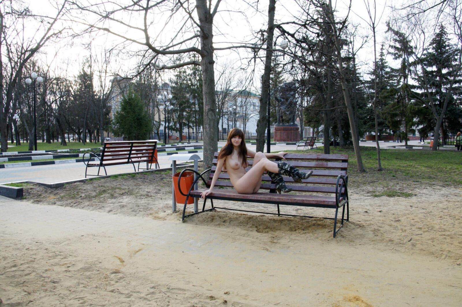 La linda Inna mostró su cuerpo desnudo en el parque belgorod pobedy