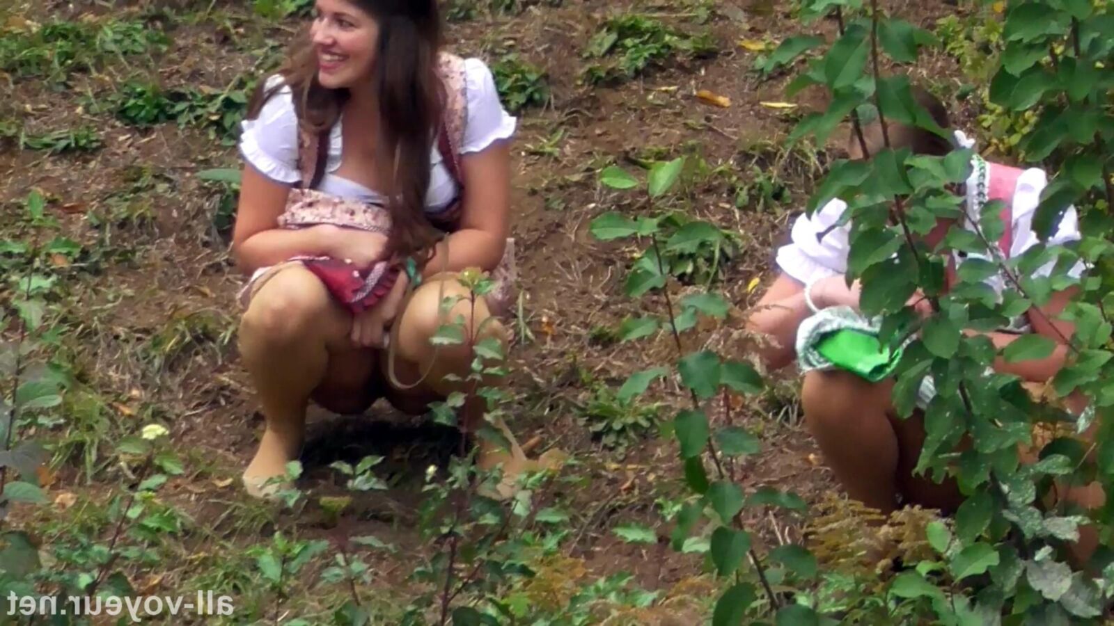 Oktoberfest Voyeur Pissing. Drunk German girls pee 