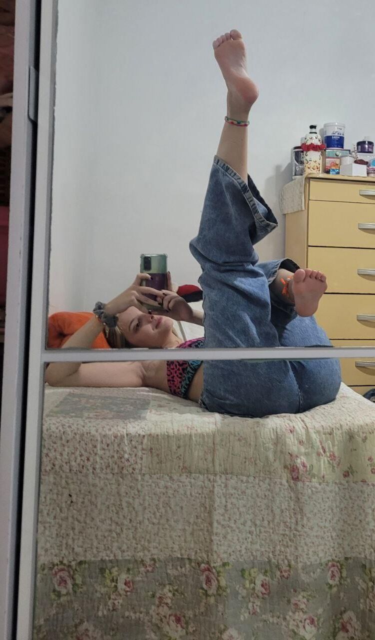 Teen feet barefoot pose