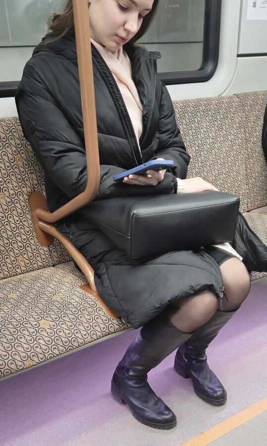 Fille dans le métro en collants noirs et bottes en cuir