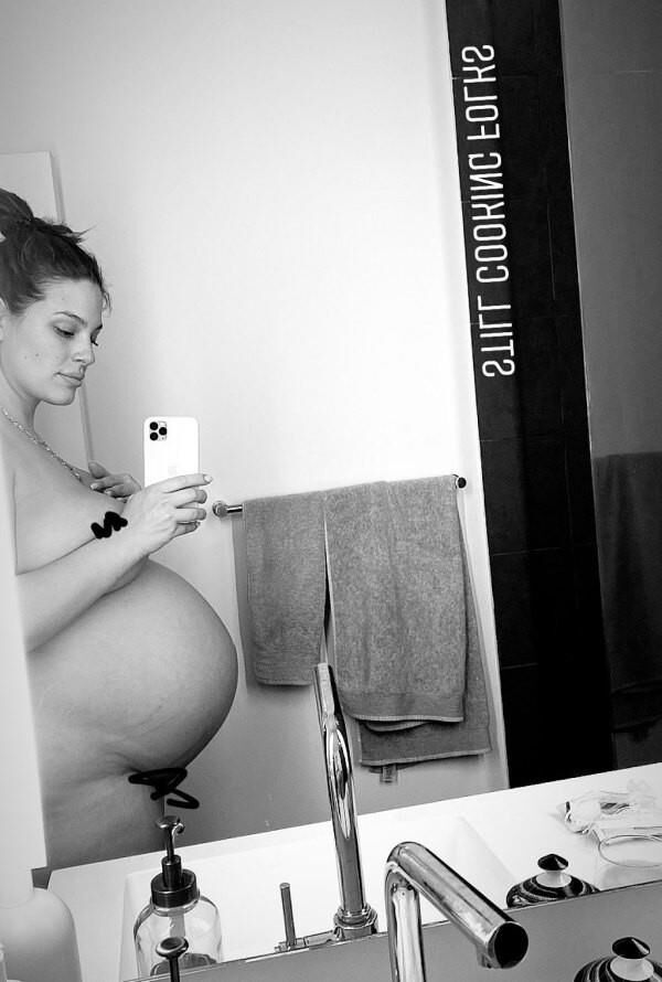 Des célébrités exhibent leur baby bump sexy et enceinte