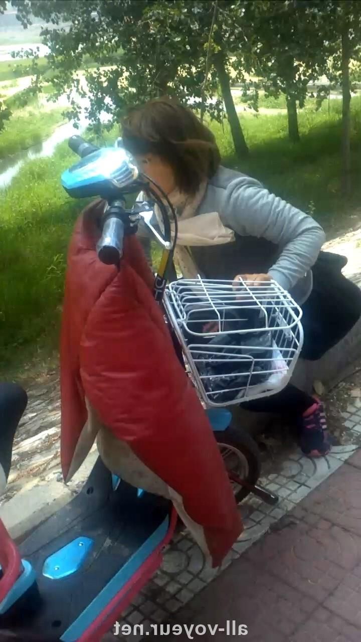 Se masturbando na frente de pessoas nas ruas e ônibus