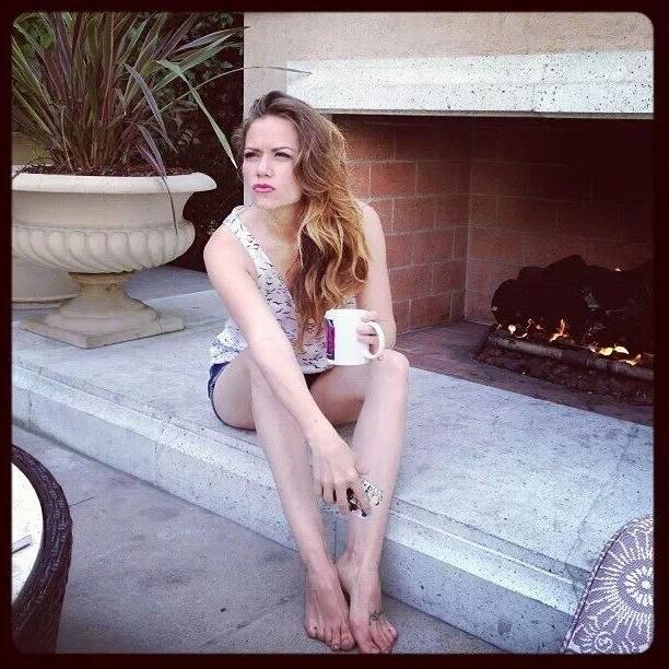 Les pieds de Bethany Joy Lenz me font mal aux couilles