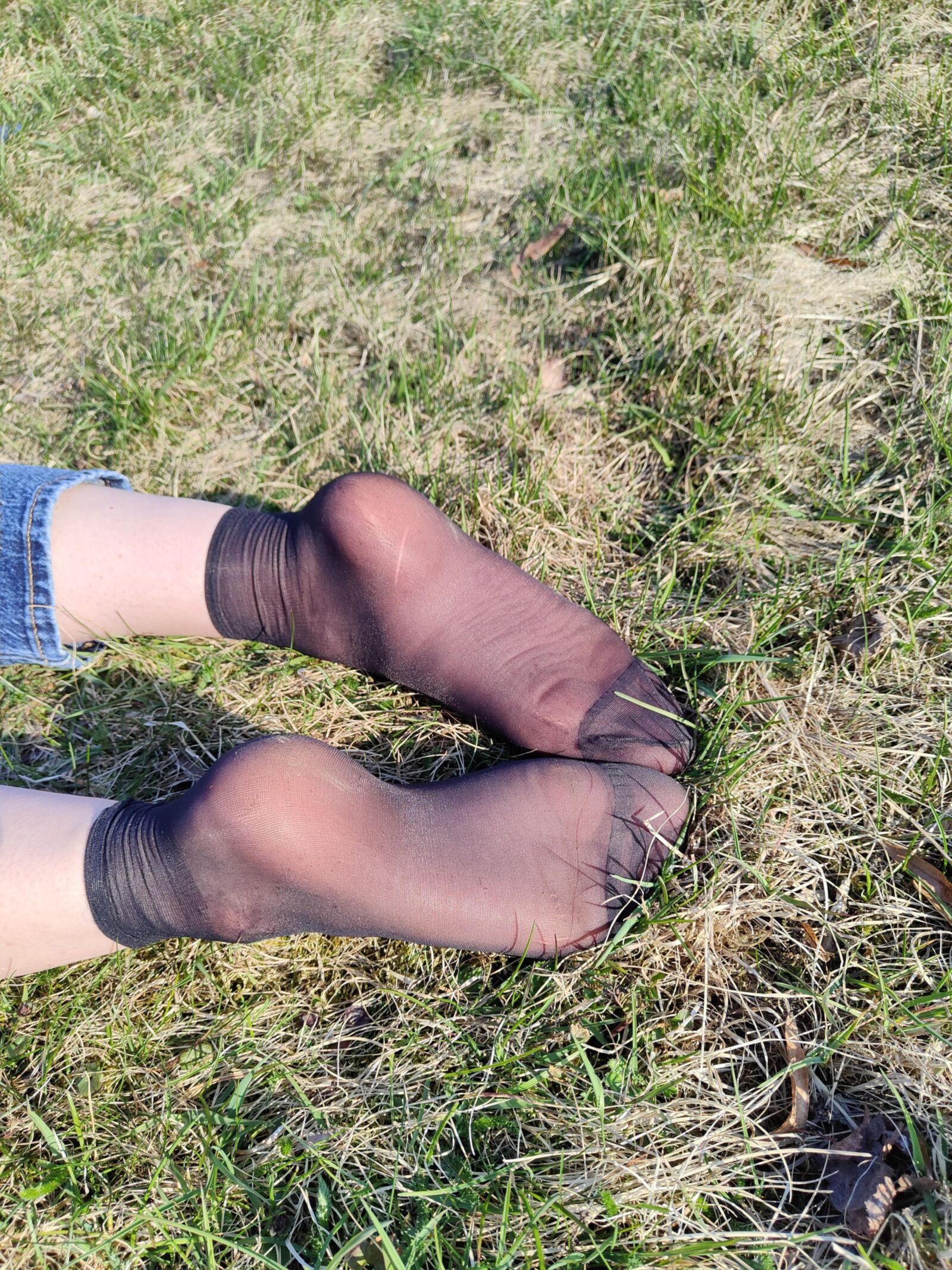 Offene Nylonfüße mit Strumpfhosensohlen im Park