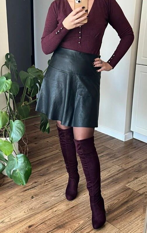 Ladies In Leather skirts are so hot 