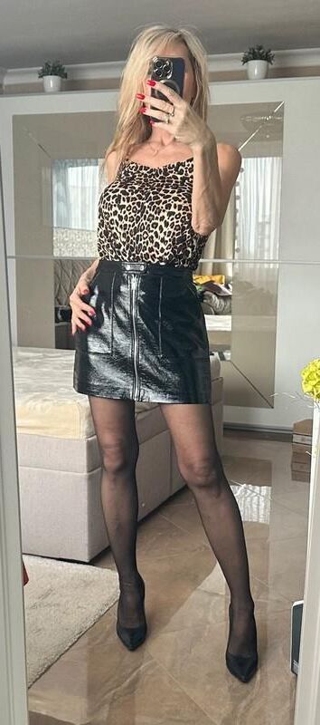 Ladies In Leather skirts are so hot 