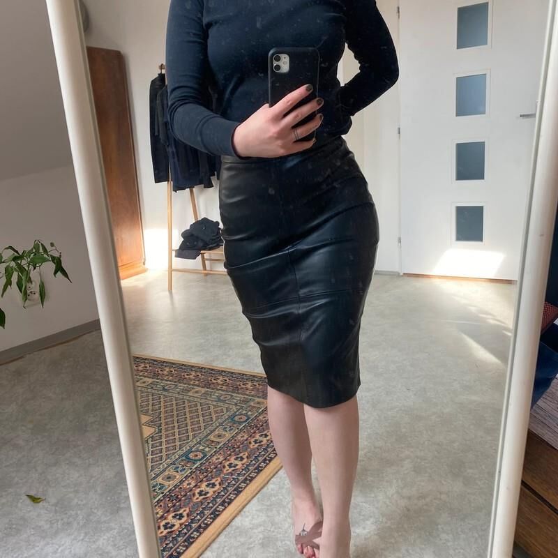 Ladies In Leather skirts are so hot 