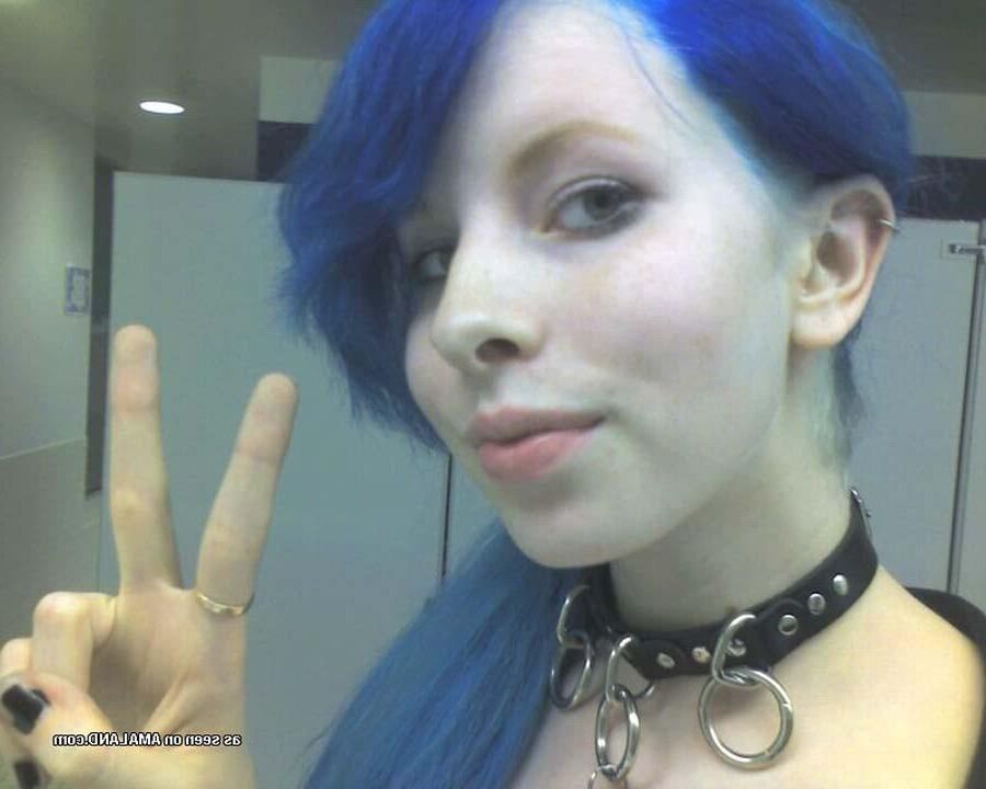 Puta emo de pelo azul