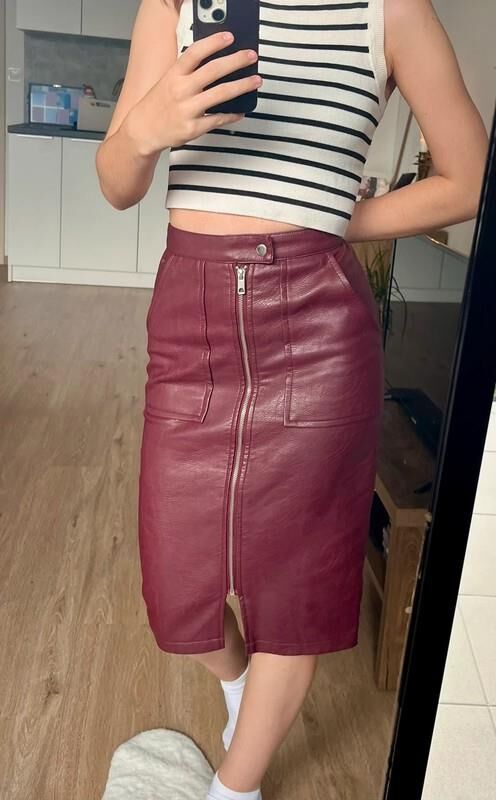 Ladies In Leather skirts are so hot 