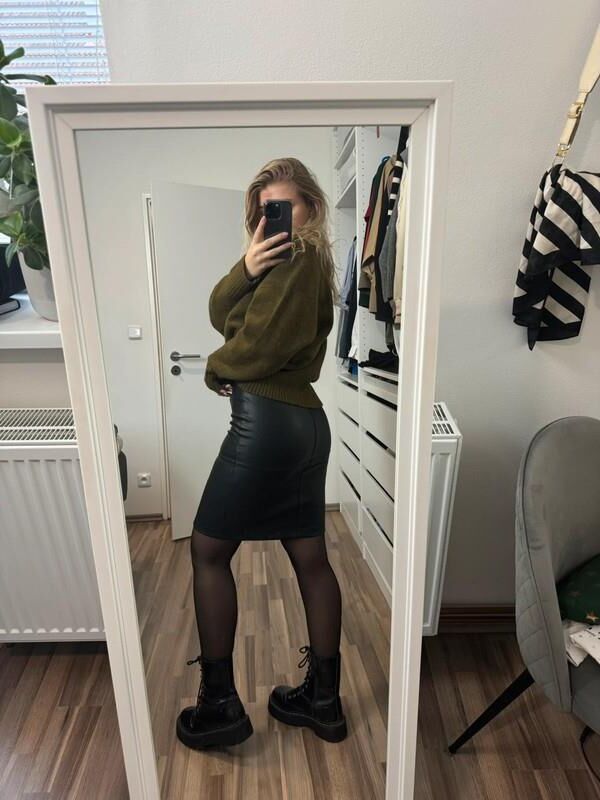 Ladies In Leather skirts are so hot 