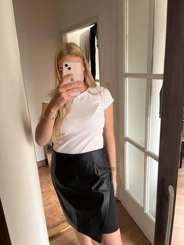 Ladies In Leather skirts are so hot 