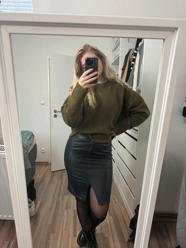 Ladies In Leather skirts are so hot 