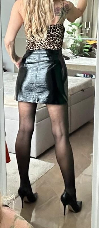 Ladies In Leather skirts are so hot 